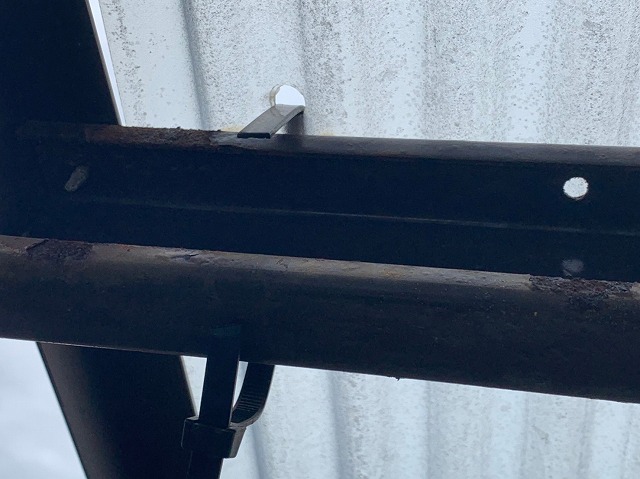 ベランベランダ波板結束バンドをカッ